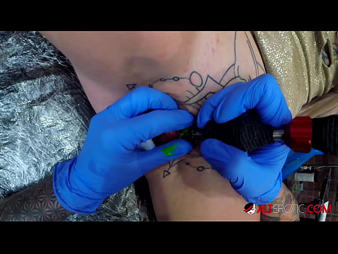 ❤️ Extrem tattooed Hottie Sully Savage krut en Tattoo op hirem Klitoris ❌ Porno op lb.nomescriativos.top